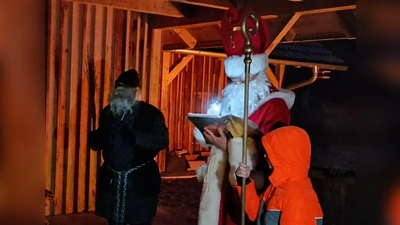 Knecht Ruprecht und der Nikolaus besuchten die Immenreuther Ministranten bei deren feierlichen Waldweihnacht in der Ahornberger Flötz. (Bild: Roman Melzner)