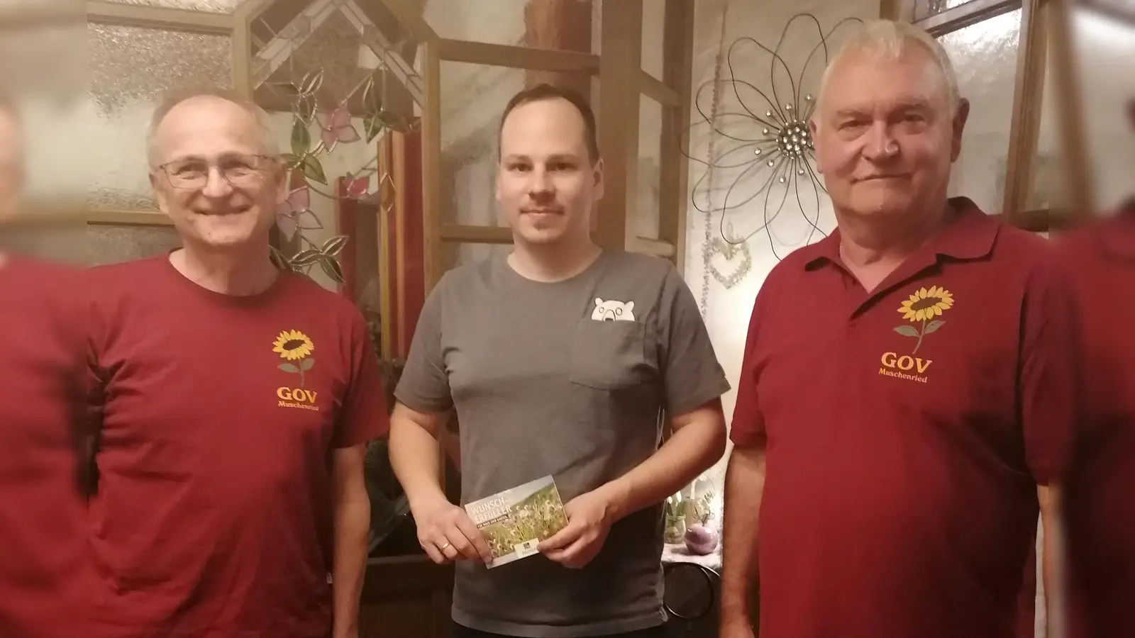 Sebastian Hutzler (Mitte) erhält einen Gutschein für einen Neugeborenen-Baum aus den Händen von Herbert Zangl (links) und Michael Baier (rechts). (Bild: Johanna Baier)