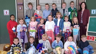 Erstklässler mit Klassenlehrerin (Bild: Raphaela Götz)