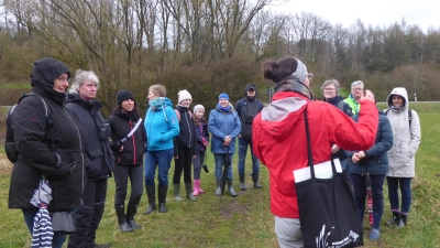 Katrin Mayer vom Landschaftspflegeverband erklärt den Teilnehmern den Zugang zum Moor. (Bild: Angelika Lang-Salzl )