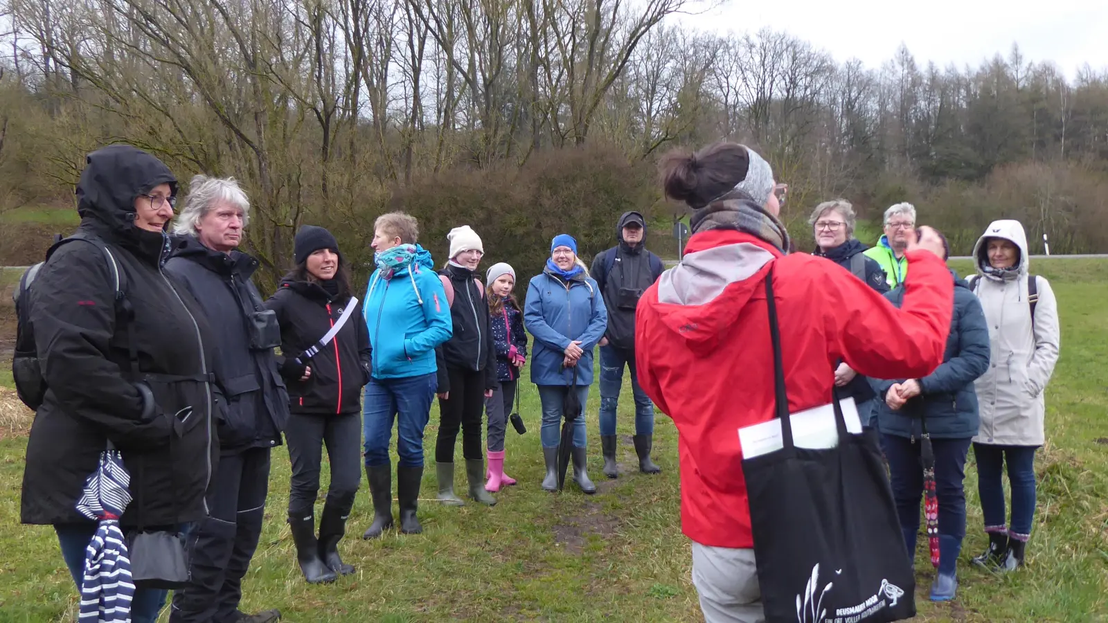 Katrin Mayer vom Landschaftspflegeverband erklärt den Teilnehmern den Zugang zum Moor. (Bild: Angelika Lang-Salzl )