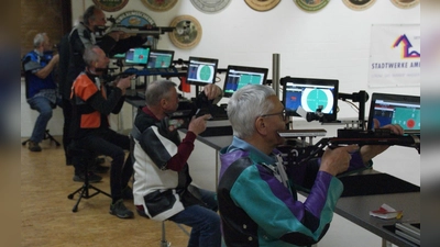 Volle Konzentration am Schießstand am Kugelfang (von vorn): Günter Heidl (Ed. Hirschau), Kurt Falk (Sulz-bach), Herbert u. Eduard Lehmeier, Rainer Ebi (alle Luitpoldhöhe) (Bild: Peter Domanits )