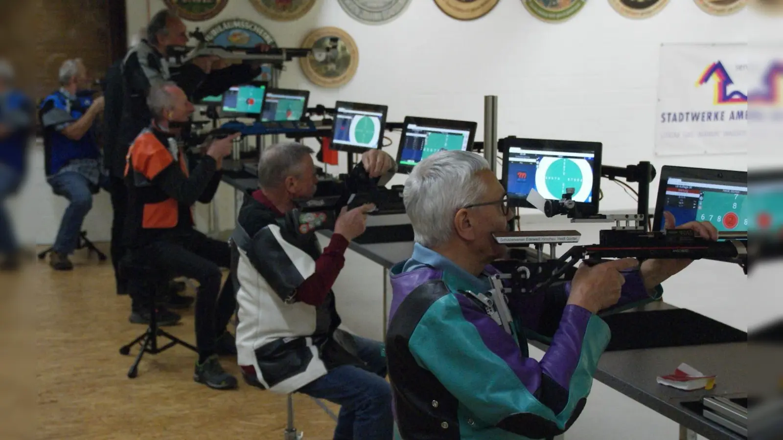 Volle Konzentration am Schießstand am Kugelfang (von vorn): Günter Heidl (Ed. Hirschau), Kurt Falk (Sulz-bach), Herbert u. Eduard Lehmeier, Rainer Ebi (alle Luitpoldhöhe) (Bild: Peter Domanits )