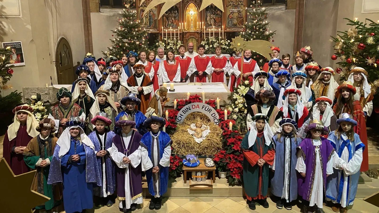 In 9 Gruppen aufgeteilt, zogen die Nabburger Sternsinger nach der Aussendung von Haus zu Haus, wünschten den Bewohnern Gottes Segen für das neue Jahr und baten um Spenden für das Kindermissionswerk. (Bild: Raphael Haubelt)