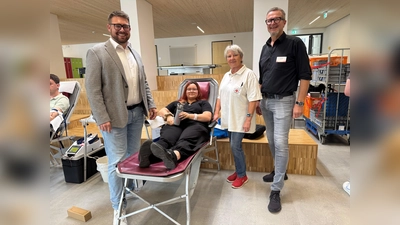 Für alle, die zum ersten Mal Blut spenden: eine Trinkflasche mit Tasche! So auch für Mia-Muriel Vogtmann (liegend). Ihr überreichten das Erstspendergeschenk Sven Lehner, Kreisgeschäftsführer des Kreisverbandes Tirschenreuth im BRK, Gabriele Beer-Langer, Bereitschaftsleiterin der Bereitschaft Waldershof im BRK und Matthias Freund, Gebietsreferent vom Blutspendedienst des BRK (von links). (Bild: Sven Lehner)