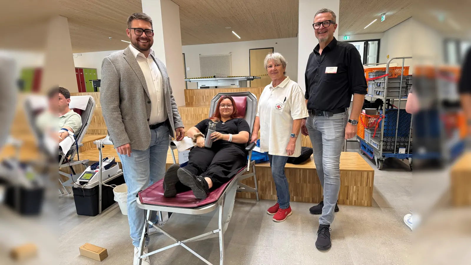 Für alle, die zum ersten Mal Blut spenden: eine Trinkflasche mit Tasche! So auch für Mia-Muriel Vogtmann (liegend). Ihr überreichten das Erstspendergeschenk Sven Lehner, Kreisgeschäftsführer des Kreisverbandes Tirschenreuth im BRK, Gabriele Beer-Langer, Bereitschaftsleiterin der Bereitschaft Waldershof im BRK und Matthias Freund, Gebietsreferent vom Blutspendedienst des BRK (von links). (Bild: Sven Lehner)