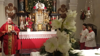 Moosbachs Pfarrer Udo Klösel feierte den Gedenkgottesdienst für Joseph Losch in der Expositurkirche St. Georg in Etzgersrieth und hielt dabei eine eindrucksvolle Predigt.  (Bild: Peter Garreiss)