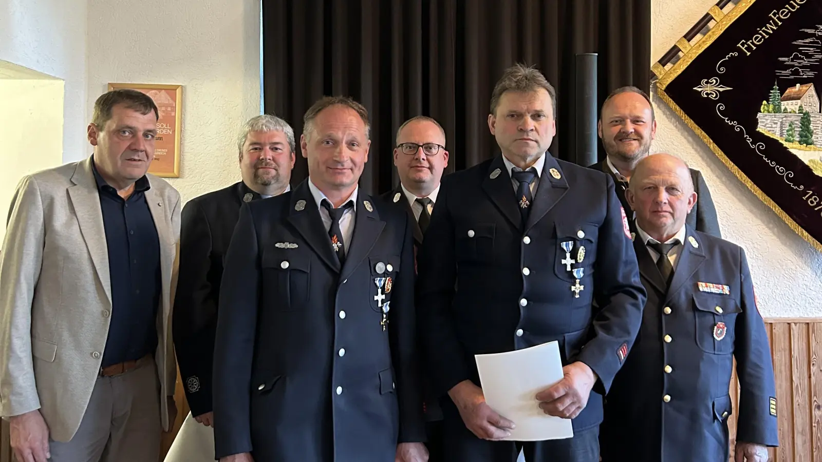 Landrat Andreas Meier (2. von rechts) ehrt Albert Danzer (3. von rechts) und Albert Striegl (3. von links) zu 40 Jahre aktiver Dienstzeit.  (Bild: Milena Wittmann)