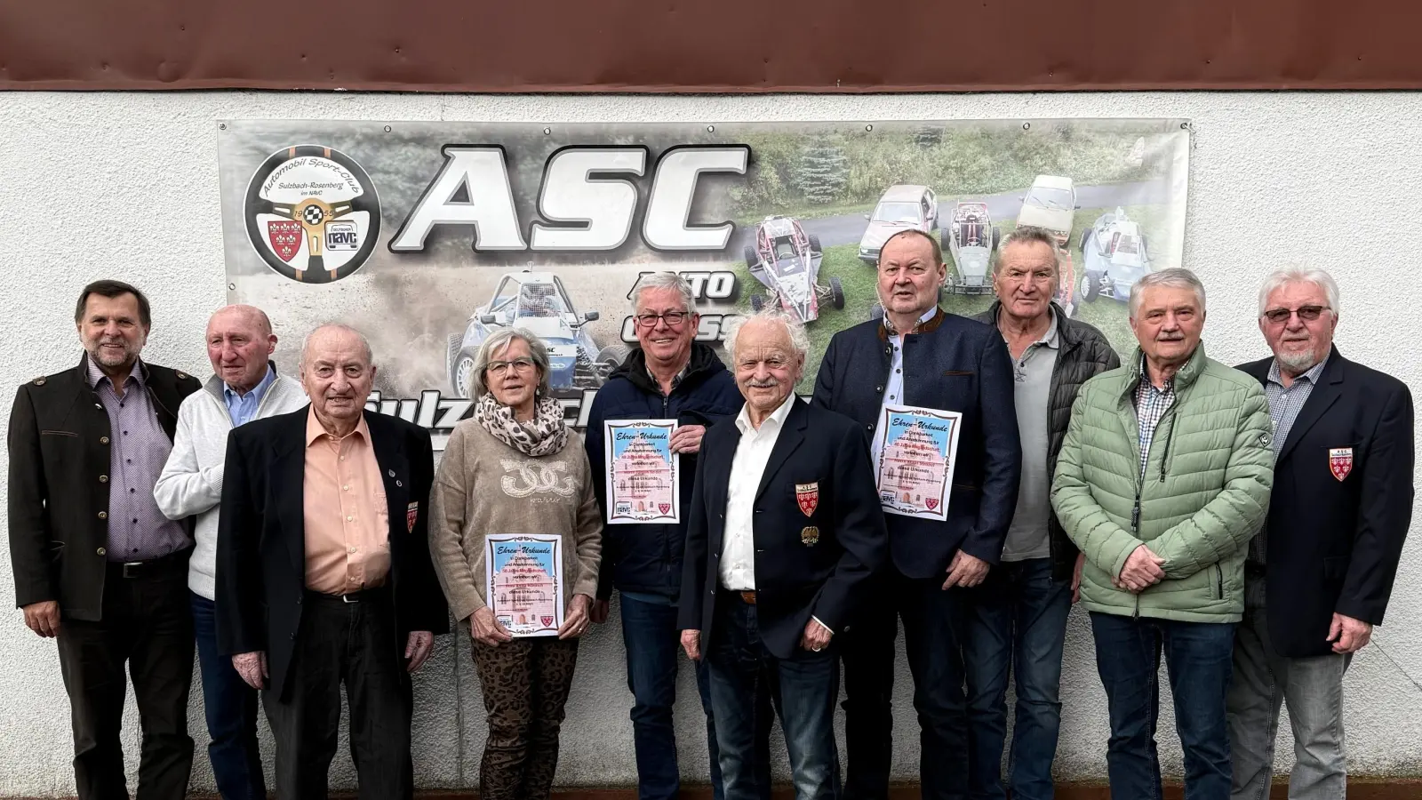 Die anwesenen geehrten langjährigen ASC-Mitglieder - eingerahmt vom 2. Bürgermeister Su.-Ro. Günter Koller (links) und 1. Vorsitzenden Hans Bohmann (rechts) - Bohmann selbst wurde für 50 Jahre an der Spitze des Vereins geehrt. Auf stolze und beachtenswerte 70 Jahre Vereinszugehörigkeit können die Gründungsmitglieder Ernst Meyerhöfer &amp; Lothaer Göhler (v.l. 2.+3.) zurückblicken - Herzlichen Glückwunsch allen Geehrten! (Bild: Michael Luber)