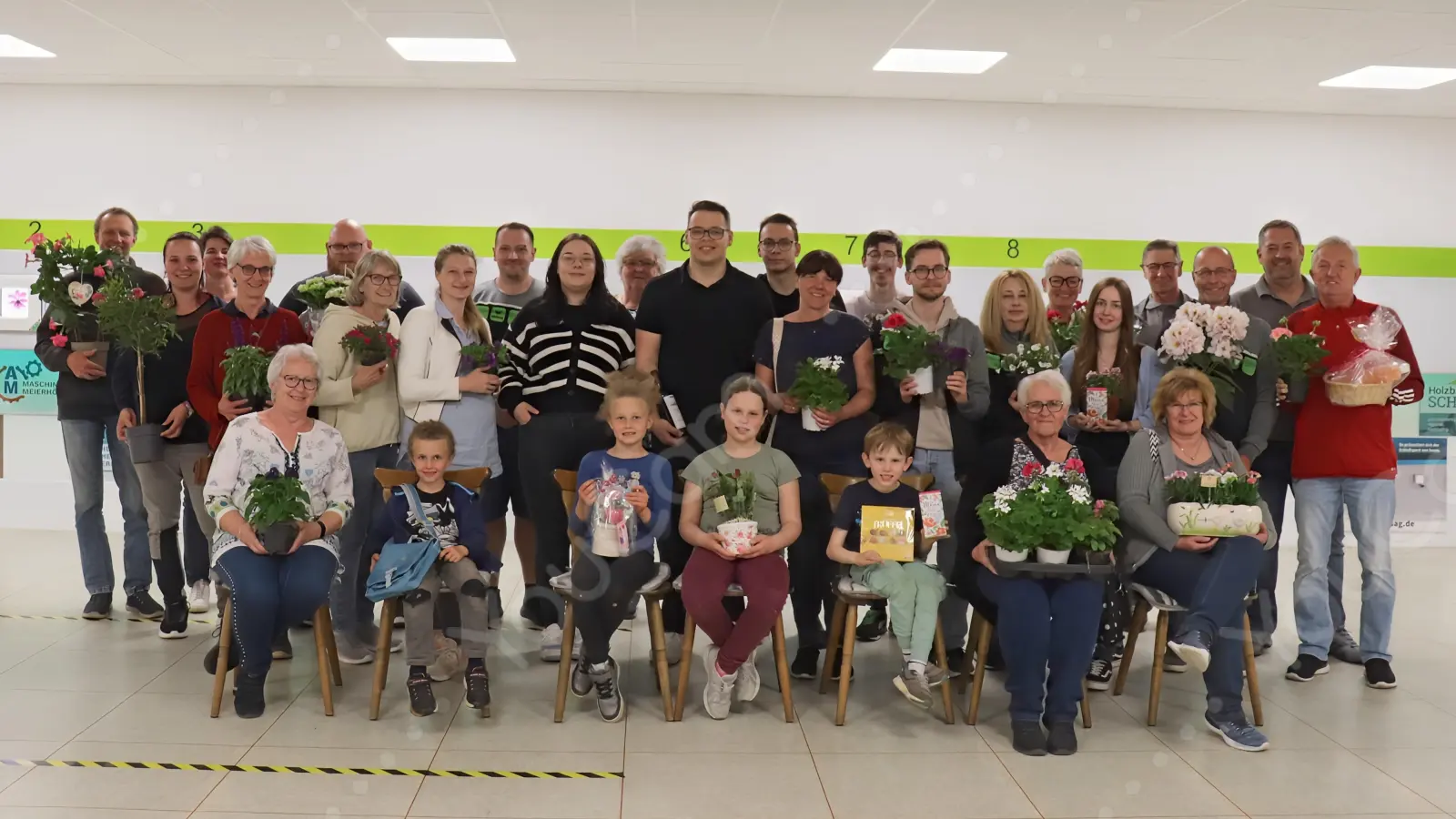 Die Teilnehmer beim Muttertagsschießen  (Bild: Melissa Wagner )