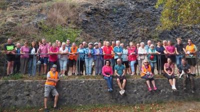 Die Radlgruppe am imposanten Basaltkegel in Parkstein, wo vor 22 Millionen Jahren die Erde bebte (Bild: Max Heindl)