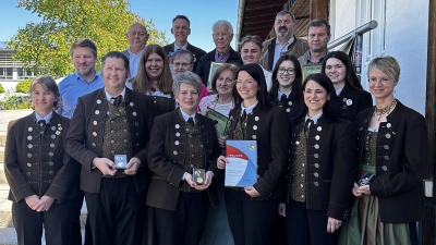 Die Geehrten mit Vorsitzender Margit Matzke (vorn links), Bürgermeister Peter Neumeier und Kristina Betz (2. Reihe von links) und NMBM-Kreisvorsitzendem Josef Ferstl (3. Reihe links).  (Bild: Emilia Lindner)