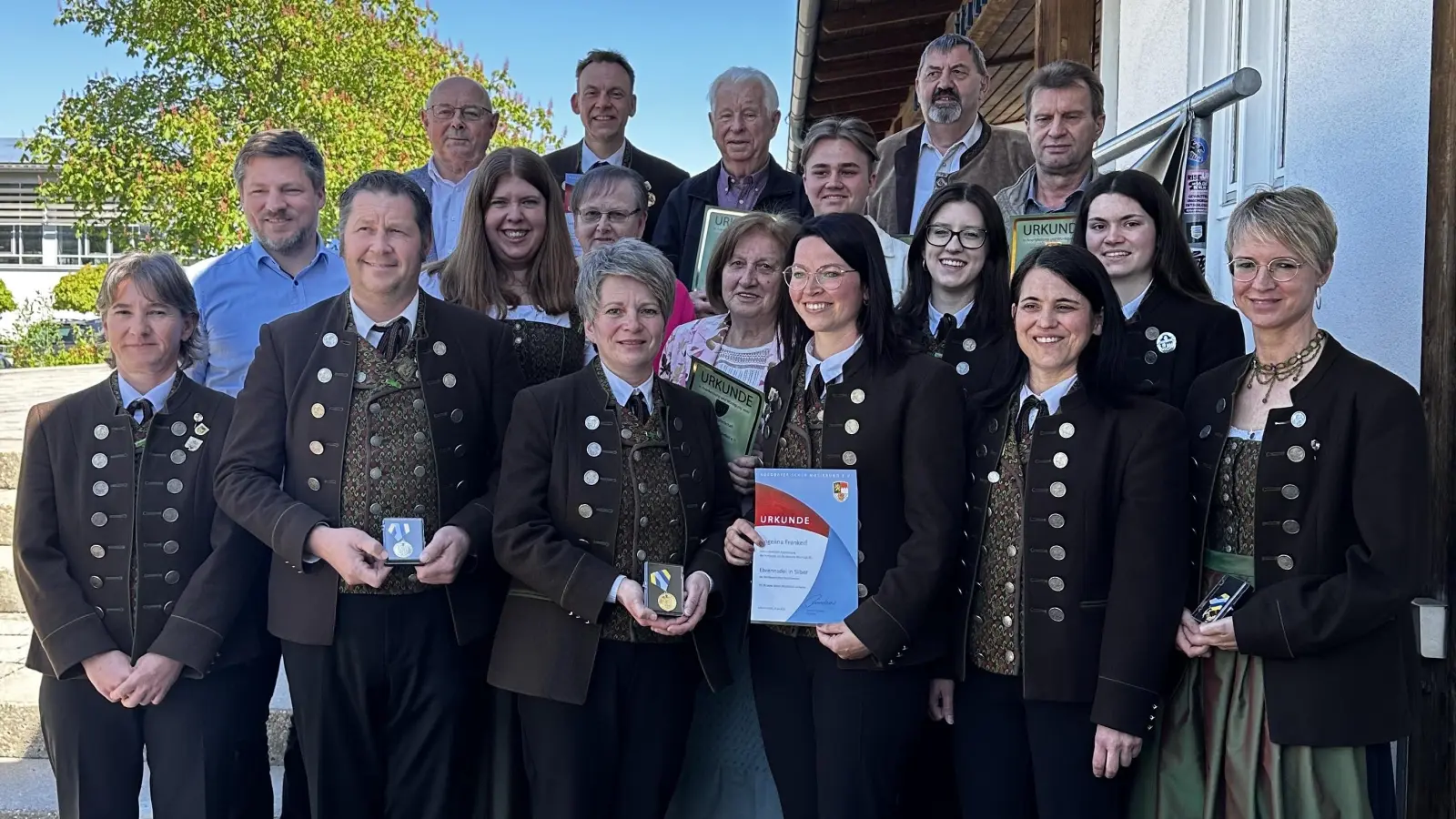 Die Geehrten mit Vorsitzender Margit Matzke (vorn links), Bürgermeister Peter Neumeier und Kristina Betz (2. Reihe von links) und NMBM-Kreisvorsitzendem Josef Ferstl (3. Reihe links).  (Bild: Emilia Lindner)