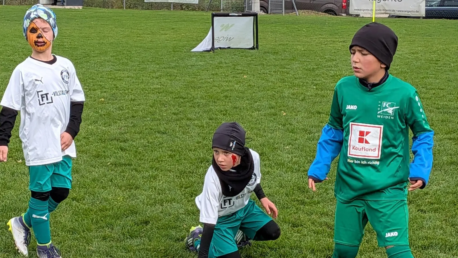 Spielszene F-Jugend Vorrunde: 1.FC Rieden Zombies- FC Weiden Ost 2:2 (Bild: Peter Gattaut)