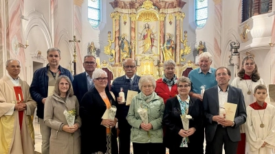 Die Jubelpaare der Pfarreiengemeinschaft Weiherhammer-Kaltenbrunn-Kohlberg in der Kirche Herz Jesu in Kohlberg. (Bild: Marie Bertelshofer)