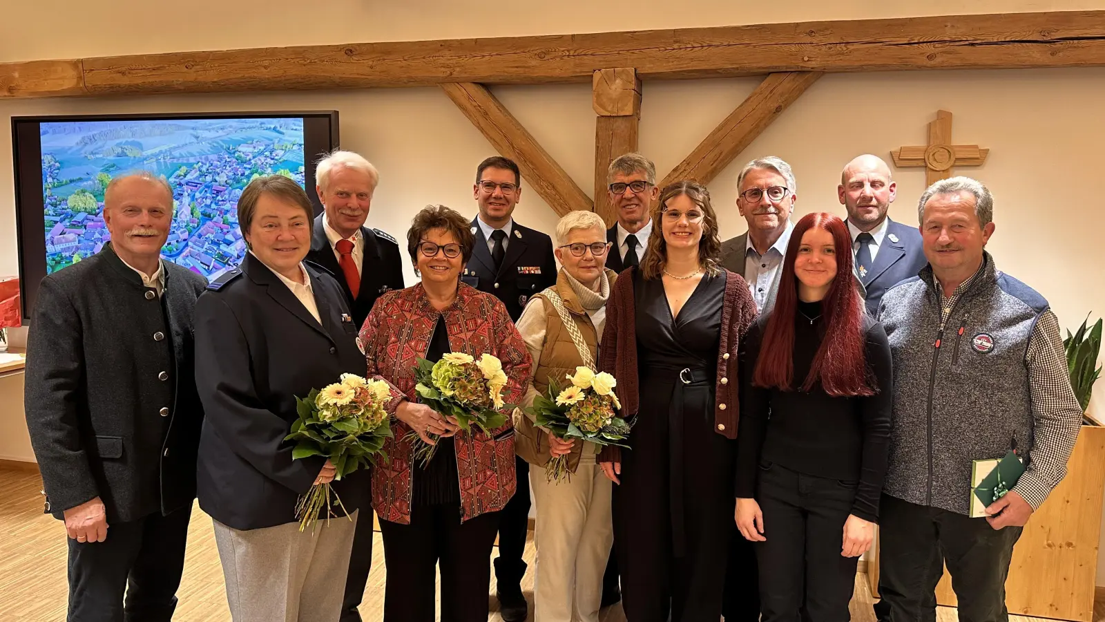 Auf dem Bild v.l. Bürgermeister Max Bindl, die geehrten mit Gisela Hofmann, Hugo Hofmann, Christa Wölfl, Philipp Sölch, Sigrid Schwan, Franz Grillmeier, Anna Sölch, Reinhard Betzl, Lena Betzl, Markus Konrad und Franz Zinnecker beim Ehrenabend des Marktes Konnersreuth. (Bild: Luis Wenisch )