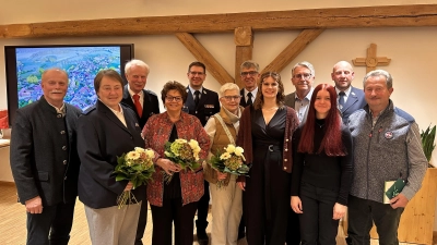 Auf dem Bild v.l. Bürgermeister Max Bindl, die geehrten mit Gisela Hofmann, Hugo Hofmann, Christa Wölfl, Philipp Sölch, Sigrid Schwan, Franz Grillmeier, Anna Sölch, Reinhard Betzl, Lena Betzl, Markus Konrad und Franz Zinnecker beim Ehrenabend des Marktes Konnersreuth. (Bild: Luis Wenisch )