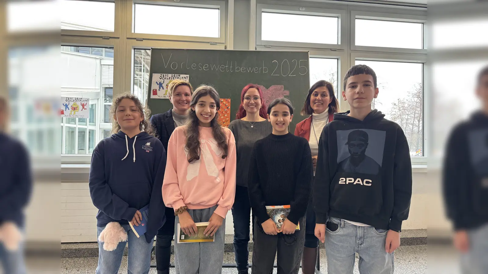 Hintere Reihe von links: Jurymitglied Jamin Deierl (Buchhandlung Rupprecht), Jurymitglied Corinna Dietz (Regionalbibliothek Weiden), Stefanie Ram (Organisatorin des Wettbewerbs)<br><br>Vordere Reihe von links: Laura Baier, Diala Alnassar, Jouri Alnassar, Veljko Tomic (Bild: Tobias Kick)