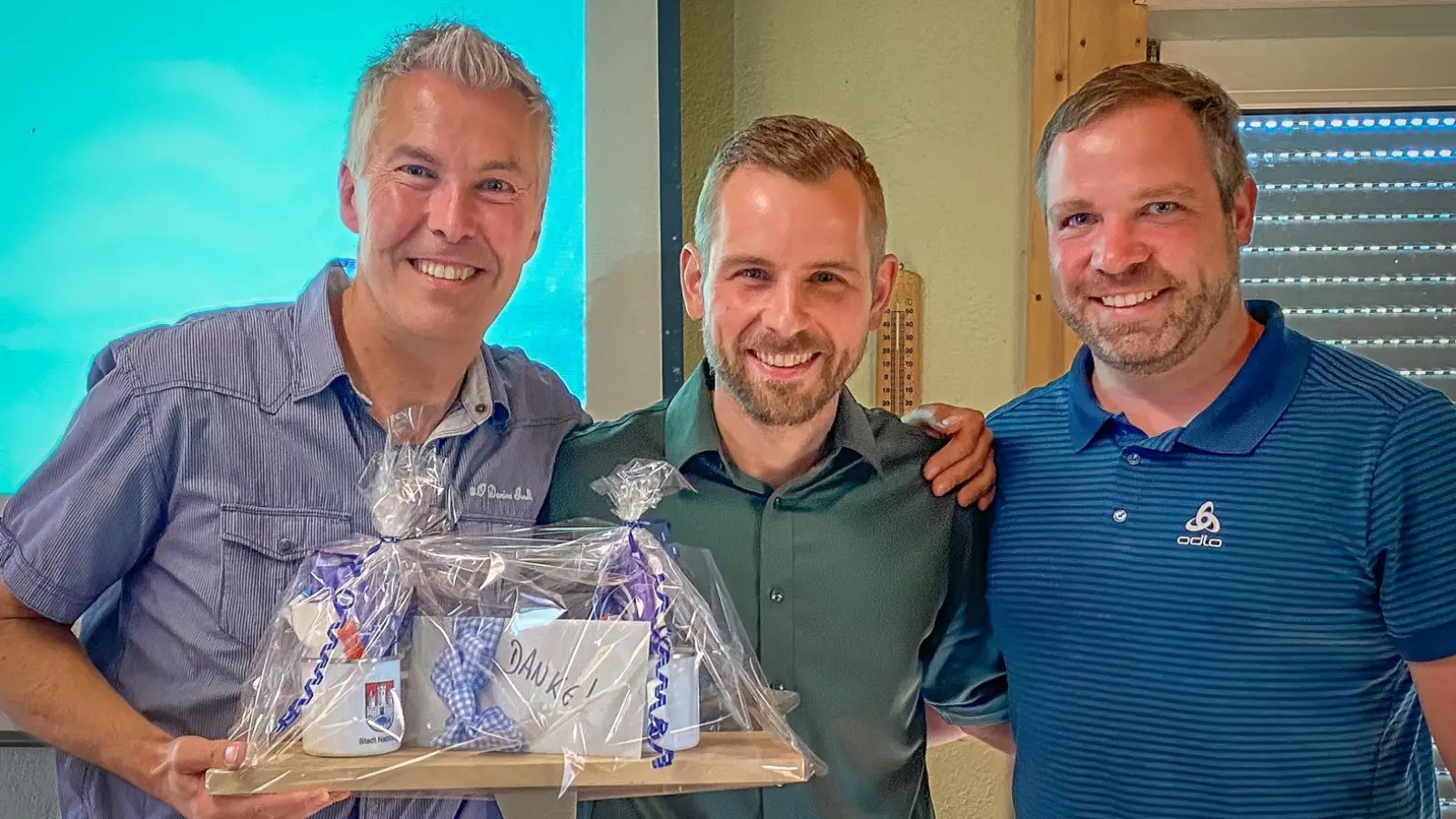 Die neue Vorstandschaft Tobias Pfeiffer, 1. Vorstand (Mitte) und Tobias Knechtel, 2. Vorstand (rechts) bedankt sich bei dem bisherigen 1. Vorstand Tobias Hartinger (links) für die bisherig geleistete Vereinsarbeit mit einem Geschenk  (Bild: Armin Rösch)