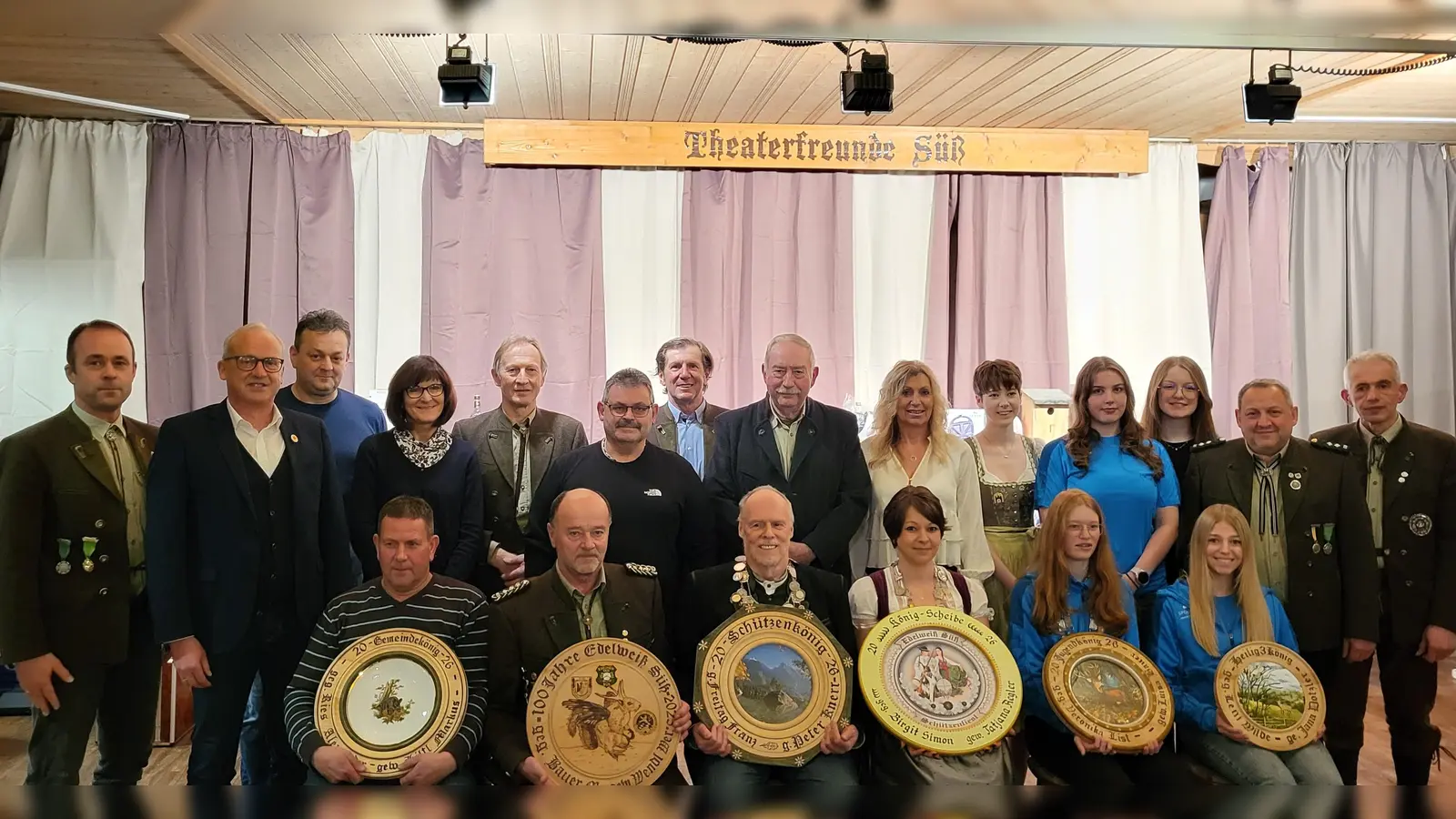 Die Würdenträger Gemeindekönig Markus Hiltl, Gewinner der Scheibe zur 100-Jahr-Feier Schützenmeister Werner Wendl, Schützenkönig Peter Knerr mit Schützenliesl Tatjana Regler und Jugendkönigin Luisa Bauer sowie der Gewinnerin der Heilig-3-König-Scheibe Jana Dotzler (vorne sitzend v. l. n. r.). Es gratulieren den weiteren Gewinnern Bürgermeister Bernhard Lindner (2. v. l.), 2. Schützenmeister Uwe Friedrich (2. v. r) sowie 3. Schützenmeister Norbert Simon (7. v. l.). (Bild: ufh)