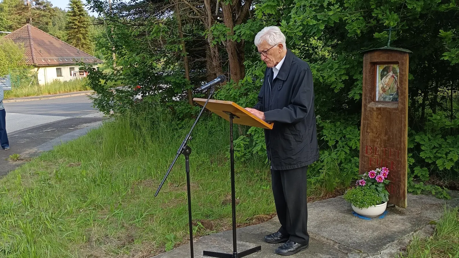 Pfarrer Georg Hartl gestaltete die traditionelle Pfingstandacht am Bildstock beim Grenzübergang – ein Moment der Besinnung und Begegnung. (Bild: Andrea Olbrich)