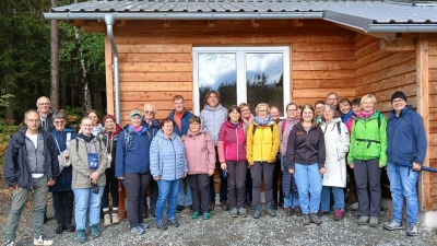 Die Kolpingsfamilie und der Fichtelgebirgsverein Kemanth hatten zur Weinwanderung eingeladen. 27 Teilnehmer waren der Einladung gefolgt. Probiert wurden Weine aus drei Ländern.  (Bild: Waltraud Müller)