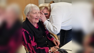 Ein Hörverlust verläuft meist schleichend, daher sind regelmäßige Hörüberprüfun-gen besonders wichtig. (Bild: Ulrike Bauer)