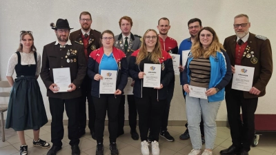 Landesjugendleiterin Marisa Goosens (Erste von links) gratulierte allen geehrten Personen. Gebührend verabschiedet wurde der langjährige Bezirksjugendleiter Valentin Kellner (Dritter von links). (Bild: Sabine Beierl)