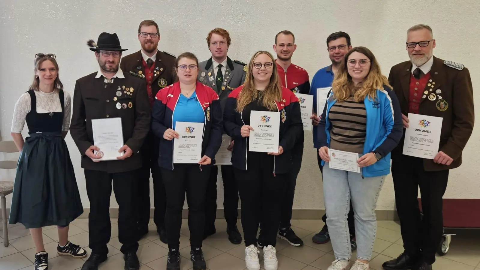 Landesjugendleiterin Marisa Goosens (Erste von links) gratulierte allen geehrten Personen. Gebührend verabschiedet wurde der langjährige Bezirksjugendleiter Valentin Kellner (Dritter von links). (Bild: Sabine Beierl)