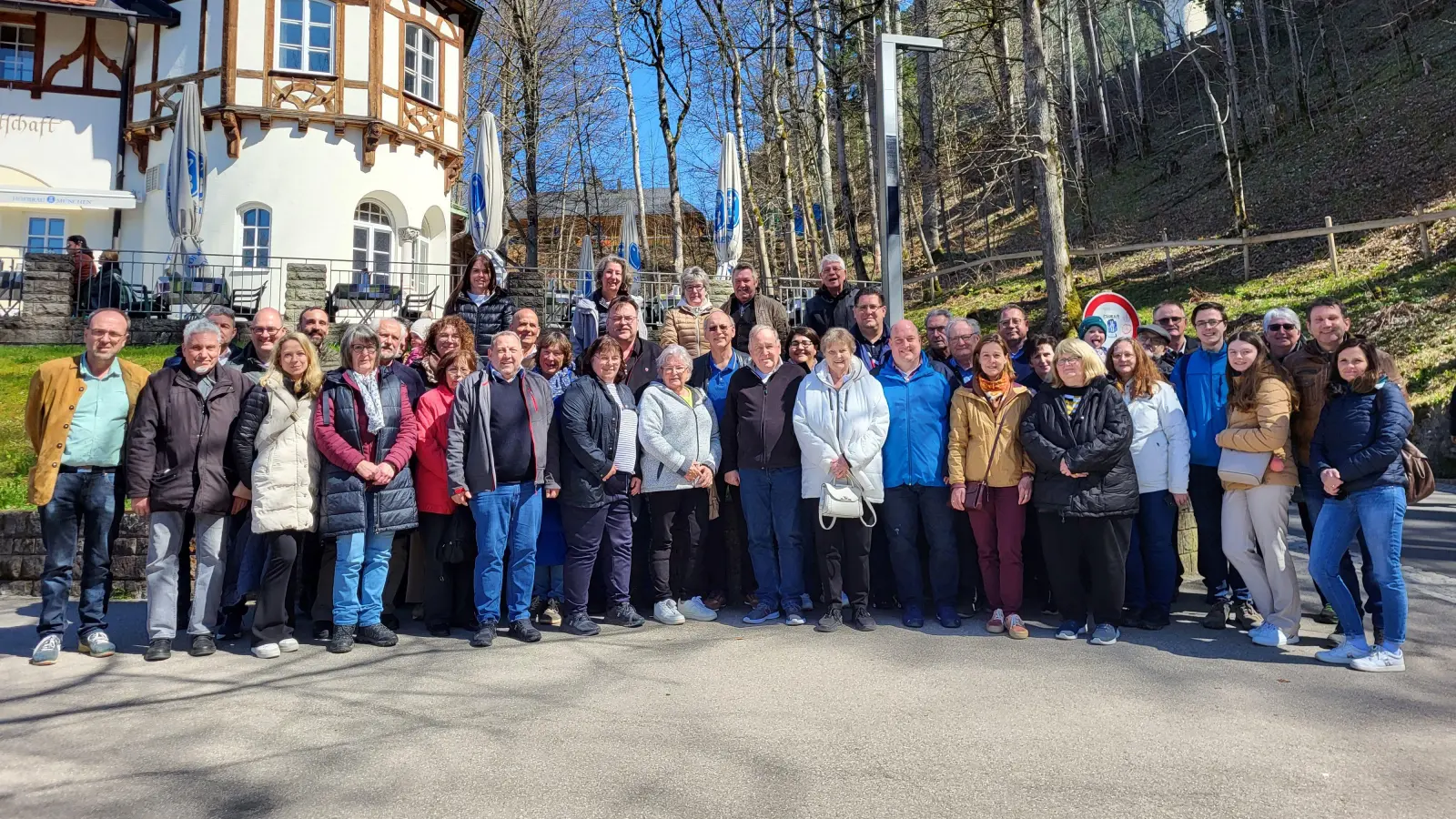 Die Delegationen aus Schwaben und der Oberpfalz am Fuße von Schloss Neuschwanstein (Bild: Uwe Friedrich)