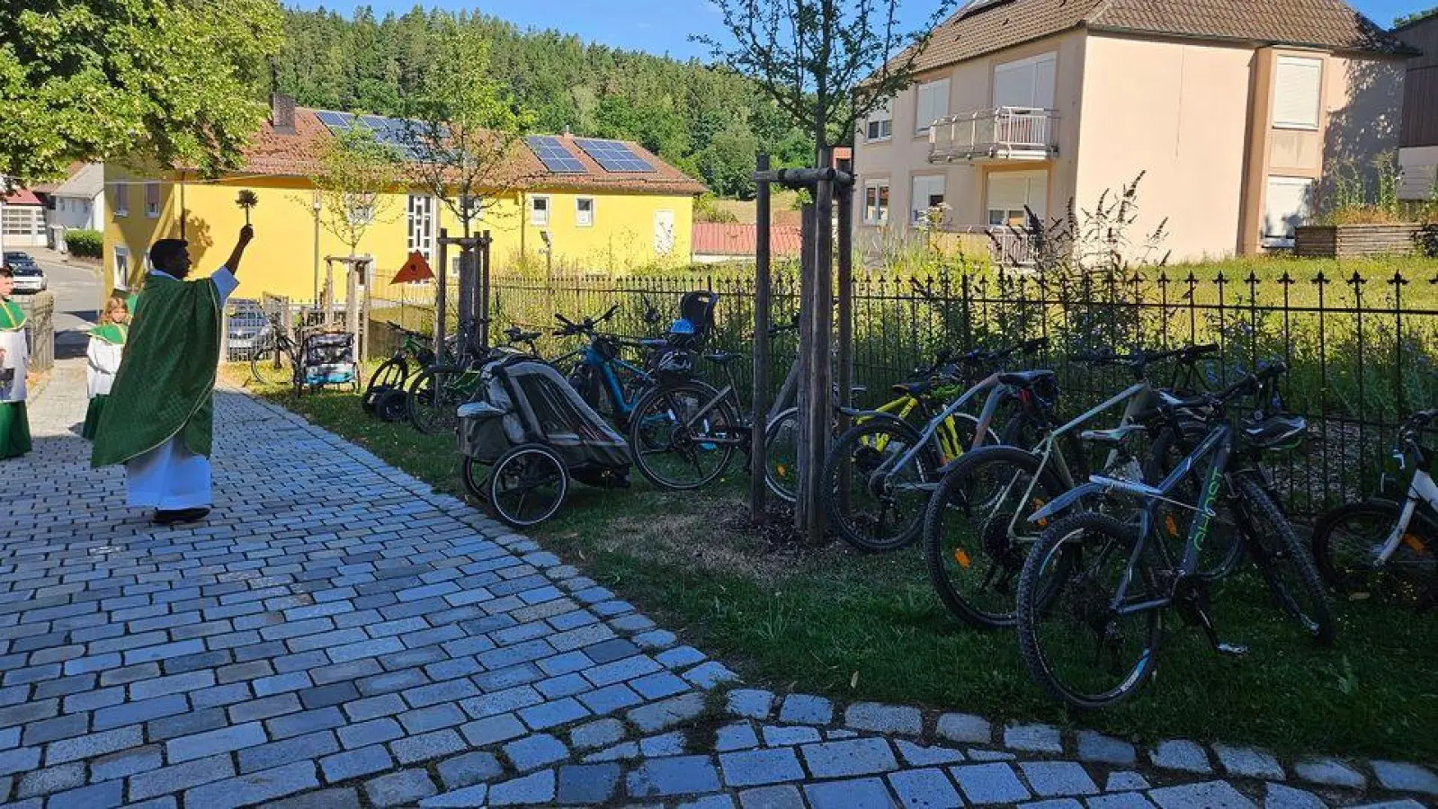 Pfarrer Savarimuthu Selvarasu segnet nach dem Gottesdienst die zahlreichen Fahrzeuge. (Bild: Ulrike Kiendl)