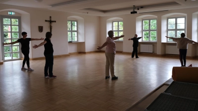 Tai Chi mit Blick in das Stiftland.  (Bild: Barbara Habel)