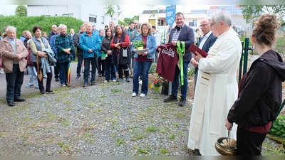 Bemerkenswert groß war das Interesse der Bevölkerung aus Anlass der Eröffnung des „Biwaricher” Kräutergartens. Gottes Segen erteilte Abt em. Hermann Josef Kugler.  (Bild: Robert Dotzauer)