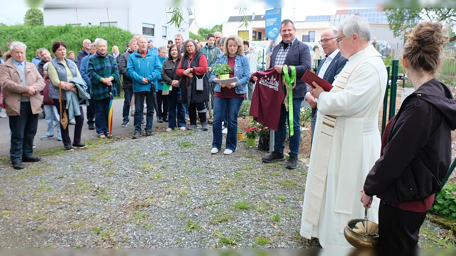 Bemerkenswert groß war das Interesse der Bevölkerung aus Anlass der Eröffnung des „Biwaricher” Kräutergartens. Gottes Segen erteilte Abt em. Hermann Josef Kugler.  (Bild: Robert Dotzauer)