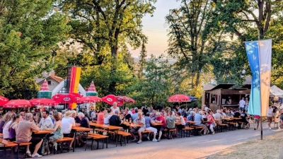 Unter den alten Bäumen feierten die vielen Gäste das Bergfest in Wolfring. (Bild: Christiane Wagner)