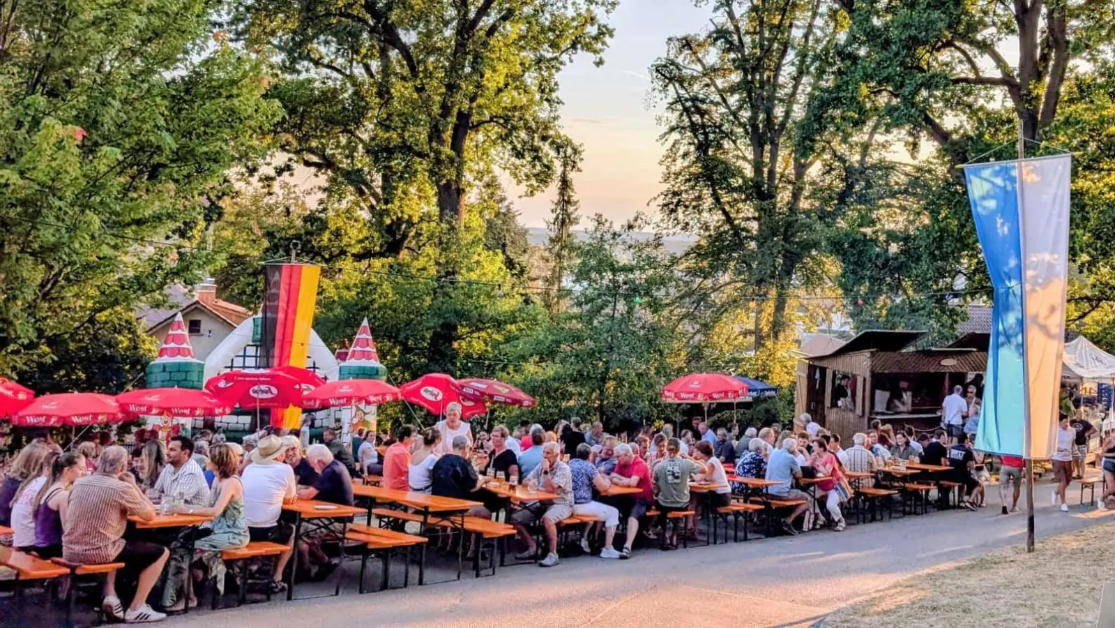 Unter den alten Bäumen feierten die vielen Gäste das Bergfest in Wolfring. (Bild: Christiane Wagner)