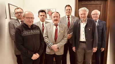 von links: Franz Adam (Kassier), Pfarrer Thomas Thiermann, Sebastian Ries (2.Vorsitzender), Johann Reichl (1.Vorsitzender), Markus Ziegler (Schriftführer), Bürgermeister Lothar Müller und Kreisvorsitzender der BSB Ferdinand Lienerth. (Bild: Alois Bauer)