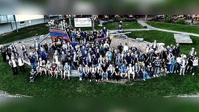 Alle Teilnehmer mit Drohne aufgenommen: Gruppenbild aller Teilnehmer des internationalen Treffens der Blue Knights Germany VII in Lam. <br> (Bild: Georg Arnold)