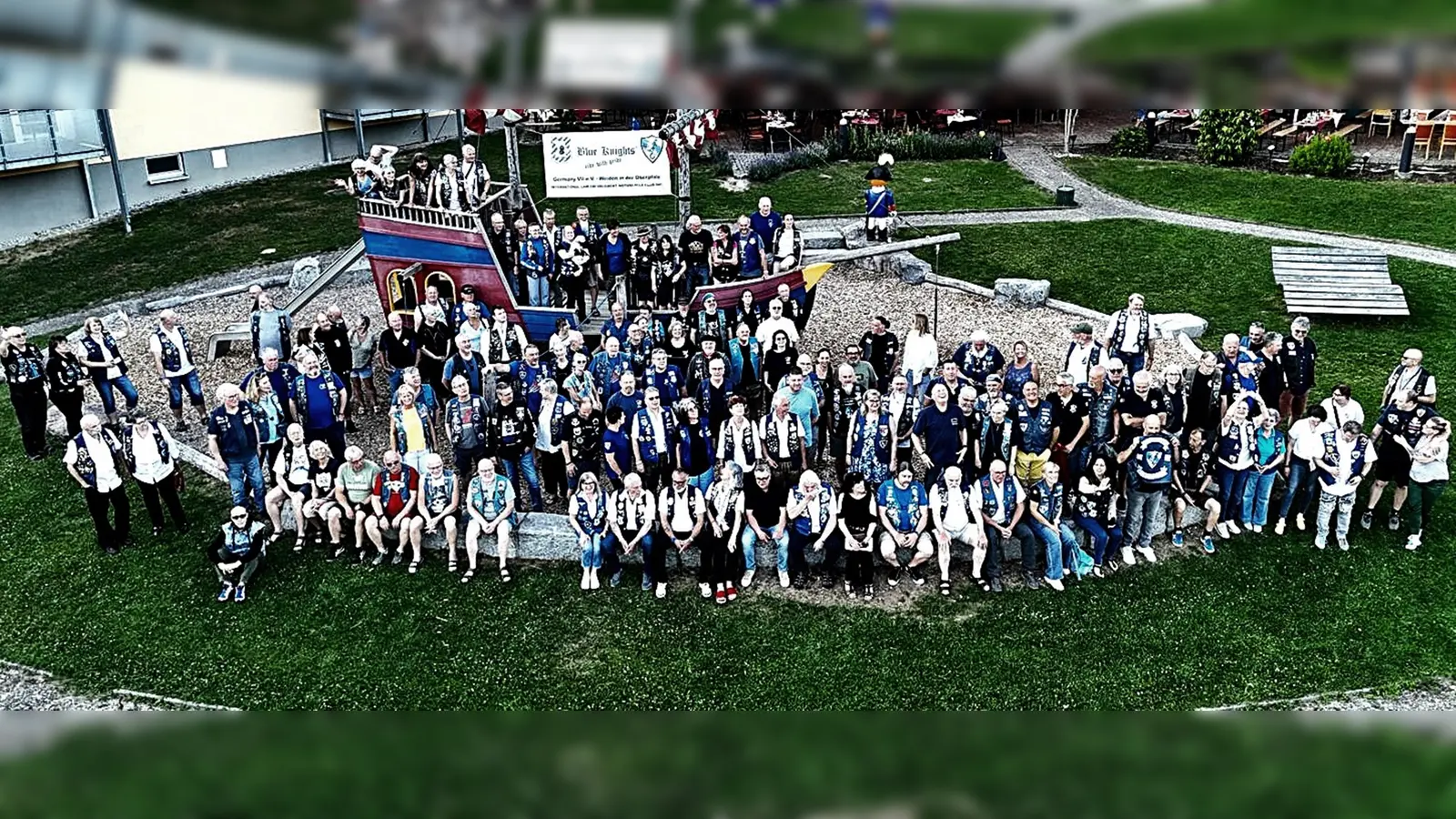 Alle Teilnehmer mit Drohne aufgenommen: Gruppenbild aller Teilnehmer des internationalen Treffens der Blue Knights Germany VII in Lam. <br> (Bild: Georg Arnold)