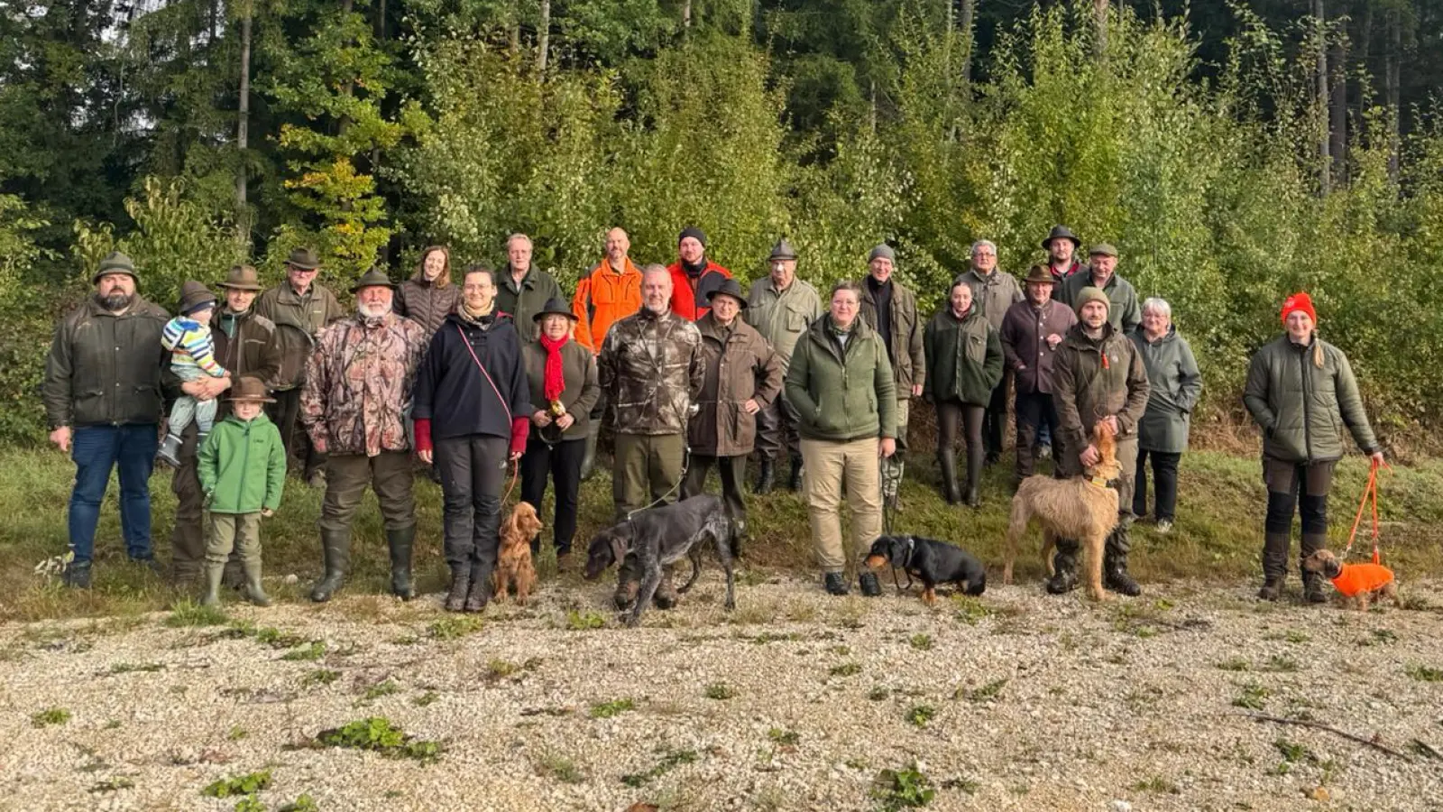 Hunde-Gespanne, Organisatoren und Bläser stellten sich bei der Prüfung zum Gruppenbild. (Bild: Joachim Gebhardt)