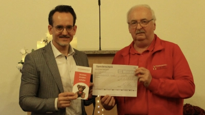 Scheckübergabe am den Vorstand der Kinderkrebshilfe. (Bild: Melanie Hennig)