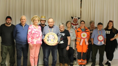 von links: Sven Hüttner (5. Scheibe), Ernst Laurer (3. Scheibe), Inge Ertel, Spenderin, Reinhard Götz (2. Scheibe) Ludwig Kopp Faschingsscheibengewinner; Gertraud Troglauer, Tobias Söhnlein (Gaudigewinner)<br>Katrin Kopp, Elisabet Schötz und Werner Fuchs Gaudigewinner, Vanessa Breit 1 Sportleiterin; (Bild: Hans Siess)