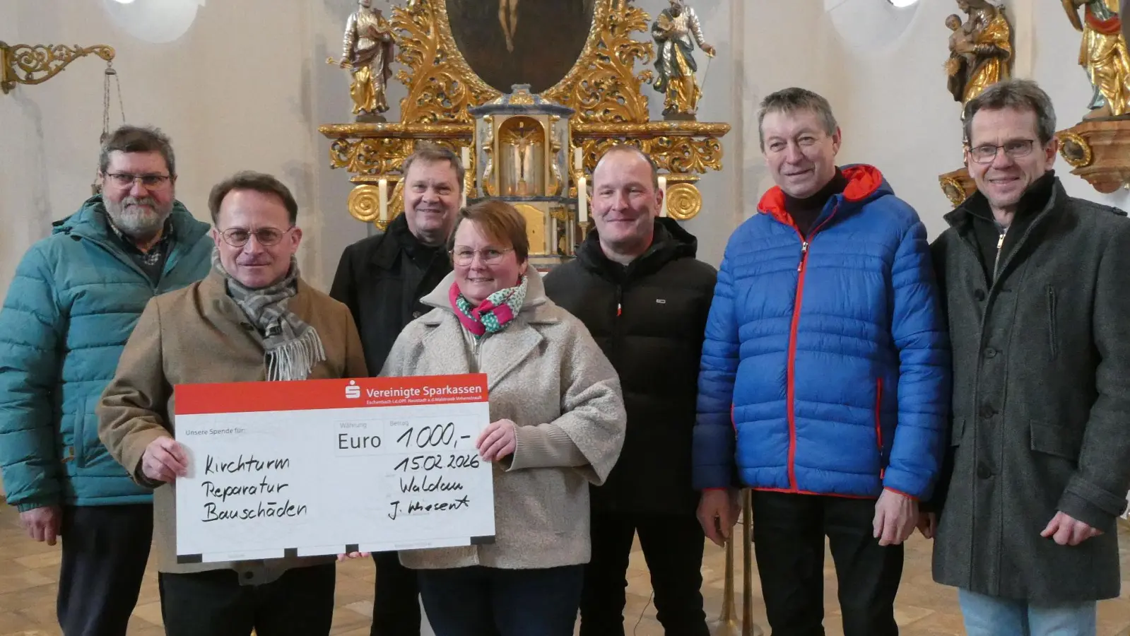 Stadtpfarrer Hösl mit Vertretern des CSU-Ortsverbandes Waldau und der Kirchenverwaltung (Bild: Hans Wiesent)