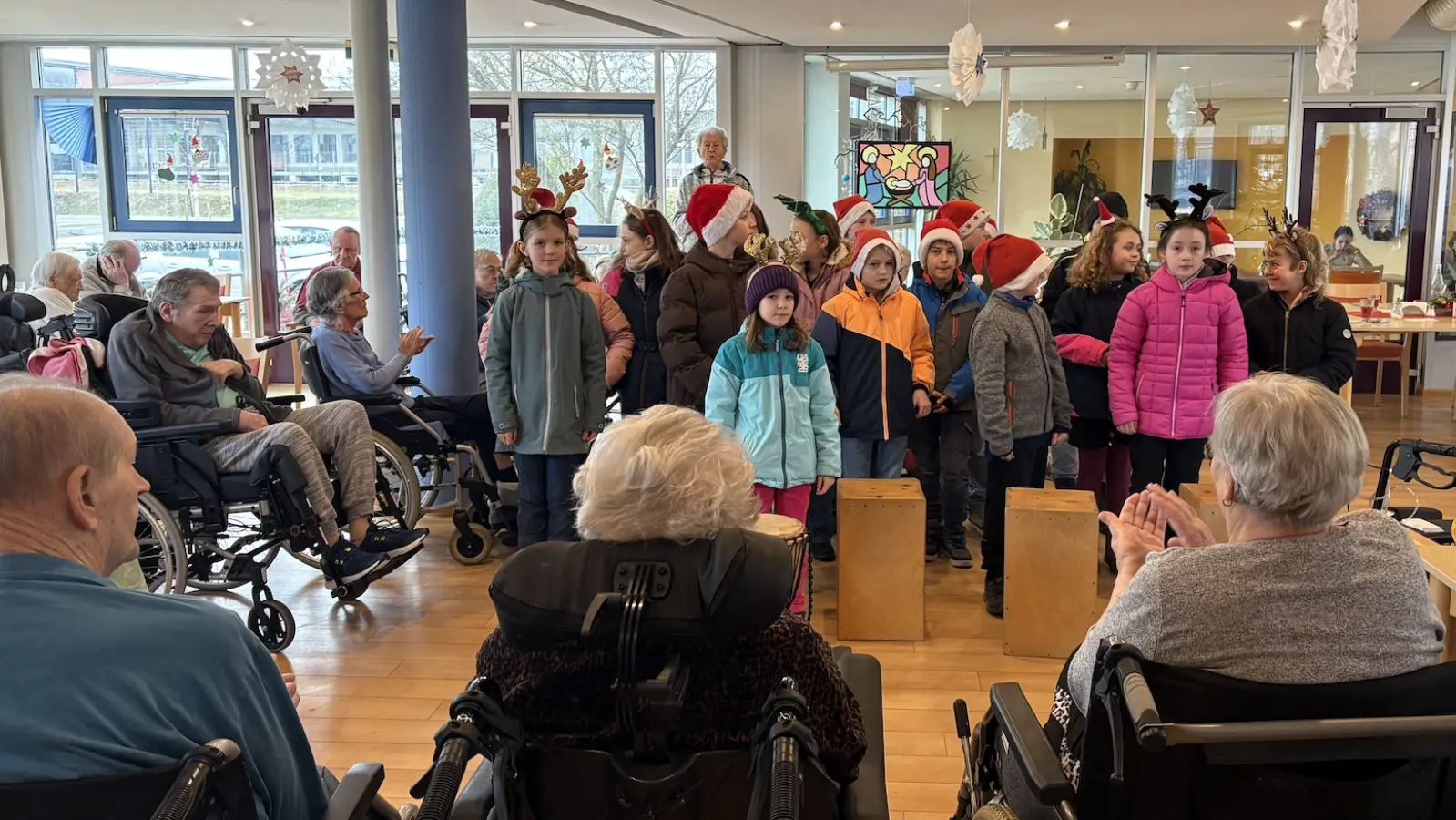 Kinder singen für die Senioren. (Bild: Lisa Saradeth)