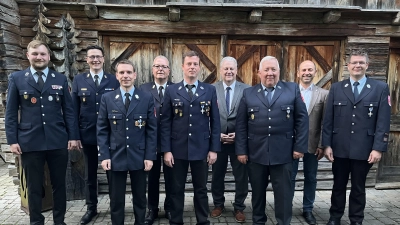 Von der Feuerwehr Ensdorf wurden geehrt: Markus Feulner (3. von links), Dominik Kaluza (5. von links) und Michael Dollacker (7. von links). (Bild: Christine Hollerer)