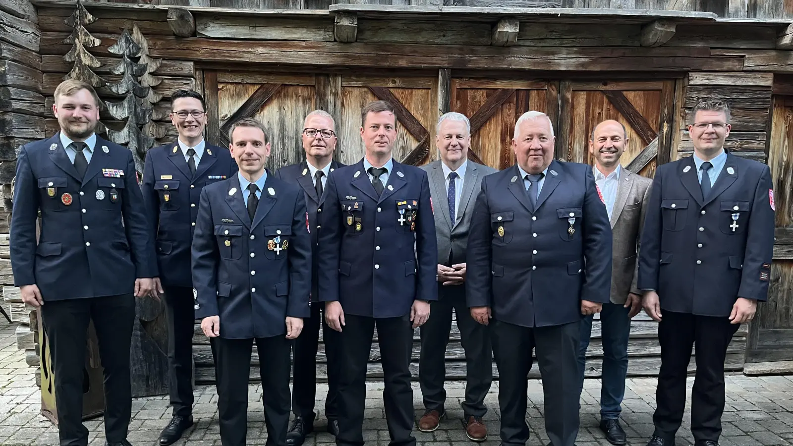 Von der Feuerwehr Ensdorf wurden geehrt: Markus Feulner (3. von links), Dominik Kaluza (5. von links) und Michael Dollacker (7. von links). (Bild: Christine Hollerer)