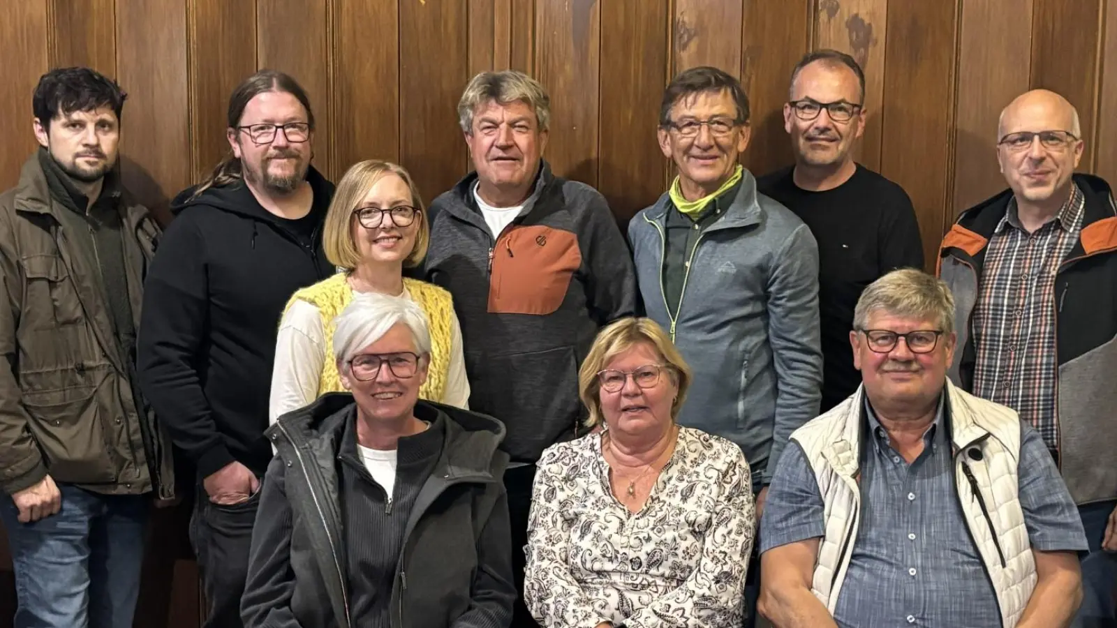 Bei den Neuwahlen wurde die Vorstandschaft der Fest ARGE bestätigt. 1. Bürgermeister Martin Schregelmann führt weiterhin den Vorsitz. Renate Müller und Martin Moller sind seine Stellvertreter, Josef Konrad Kassenwart und Karolin Fahrnbauer Schriftführerin. Alexander Greitzke, Michael Feige, Elke Waldeck und Ralf Teichmann (neu) wurden zu Beisitzern bestimmt. Thomas Lehner und Matthias Schnurrer prüfen die Kasse (Bild: Wilhelm Weiss)