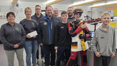 Schützenjugend und Trainer/Betreuer der Jugend mit Landrat Hubert Schicker (Bild: Werner Kraus)