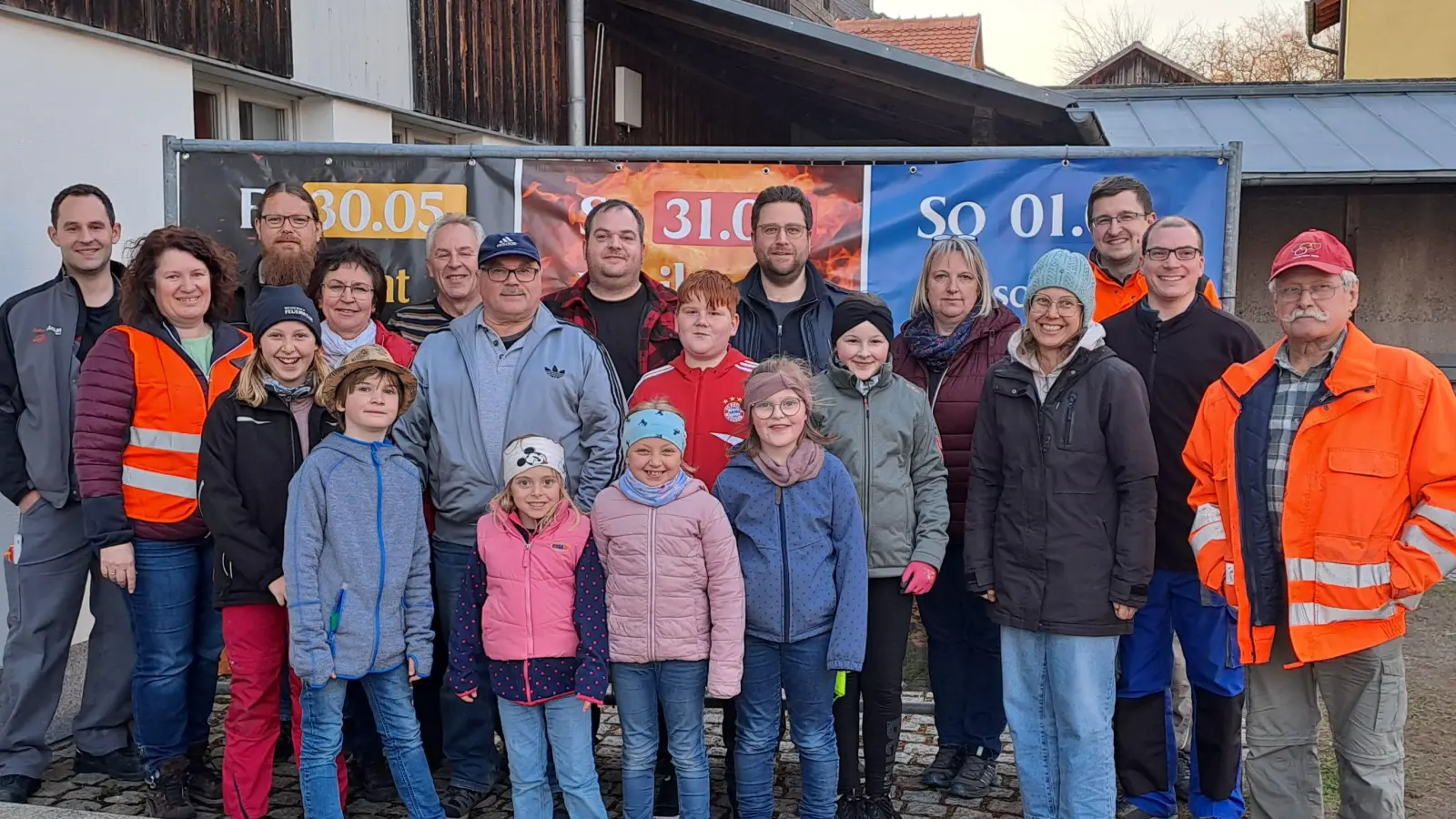 Tolle Aktion der Vereinsgemeinschaft Weihern. Von jung bis zu den Rentnern, alle waren mit großen Eifer dabei.  (Bild: Hans Schlosser)