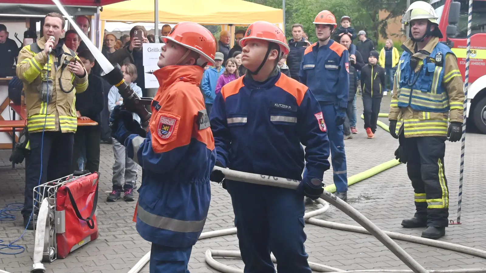 Bei der Einsatzübung zeigten die Jugendlichen der Freiwilligen Feuerwehr Karmensölden, dass sie ihr „Handwerk” auch gelernt hatte. Während Atemschutzträger in das verqualmte Nebengebäude eindrangen, sicherten die Jugendlichen mit einem gezielten Löschangriff, dass das Feuer nicht auf das Hauptgebäude überspringen konnte. (Bild: Gerhard Franz)